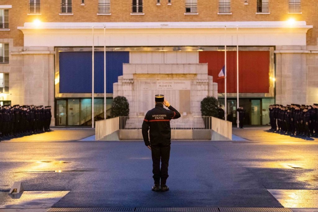 PompiersParis's tweet photo. #Hommage La BSPP n'oublie pas. Il y a 1 ans le caporal Henry trouvait la mort alors qu’il portait secours à une personne en détresse psychiatrique. Ce dernier, le poignarde mortellement. Tous les lundis matin, son nom est cité lors de l’appel des morts au feu. https://t.co/GQt15iYfcC