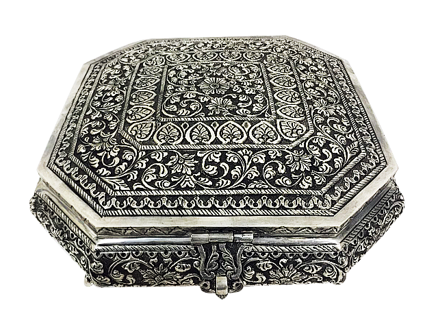 Are you looking to find a #TraditionalDryFruitBox with sterling silver? #AmbikaSilvers offers 1.5 kg of #SterlingSilver #DryFruitBox at an affordable price. Call us for an assistance 098300 78886. Best product guaranteed. Visit our #store now!