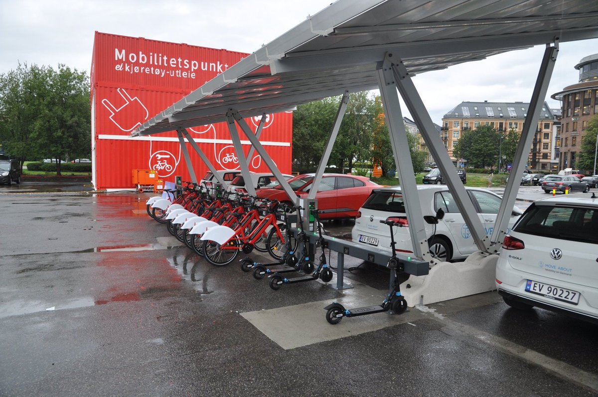 JakobHammarback's tweet photo. #Mobilitetshubb i Filipstad Brygge!
Kolla här vad kollegorna på Move About Norge precis har invigt.
#Jaguar, #Volkswagen, #cyklar och #sparkcykel- och alla laddas de av solen!
#bilpool #elcykel #carsharing #mobilityhub https://t.co/6QNO0drttZ