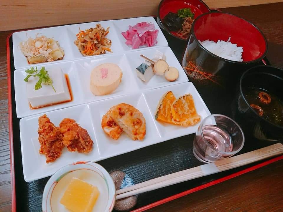 京料理とおばんざいの店ひなた على تويتر 9月より ランチメニューの花御膳をリニューアルいたしました 今までの季節のメインがなくなり 9つのマスにちょこっとづつ色んなおばんざいを盛り込んだ おばんざい盛になりました お値段は旧花御膳と同じ 1000 税別 京料理とおばんざいの店ひなた على تويتر 9月より ランチメニューの花御膳をリニューアルいたしました 今までの季節のメインがなくなり 9つのマスにちょこっとづつ色んなおばんざいを盛り込んだ おばんざい盛になりました お値段は旧花御膳と同じ 1000 税別