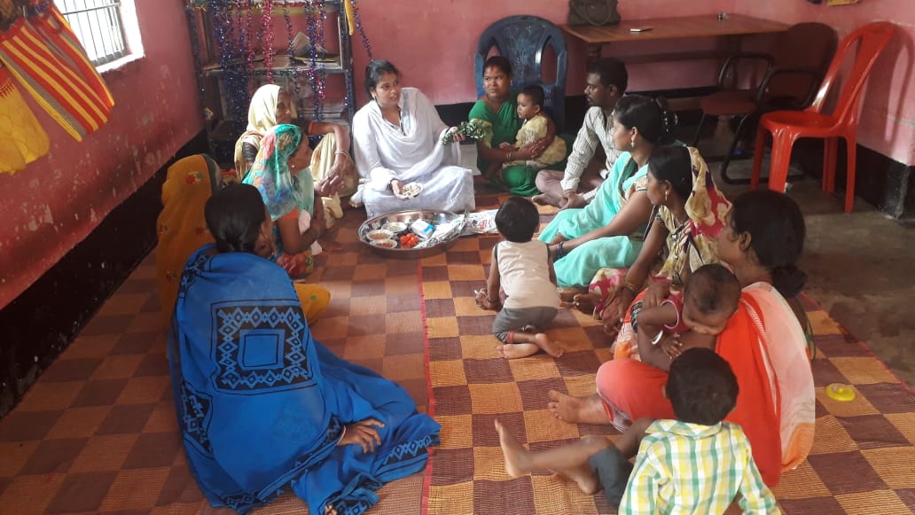 WMahasamund's tweet photo. #PoshanMaah2019 अन्तर्गत @MahasamundDist में गणपति उत्सव के साथ गर्भवती एवम् शिशुवती माताओं को उपरी आहार तथा स्तनपान की जानकारी दी गई। @Rachana53538370 @UNICEFIndia @wcdposhancg @BMGFIndia @MinistryWCD @DAtefhali @mishrapreetu @abhisheksinghDP @PoshanAbhiyaan @navpandey1981 https://t.co/PMiihU5L9m
