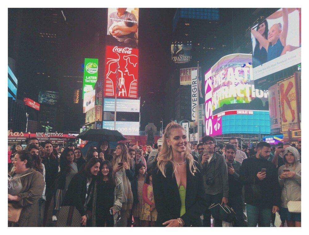 #Venezia76 Sono ben tre i film in concorso: Babyteeth di Shannon Murphy, Saturday Fiction di Lou Ye e Gloria Mundi di Robert Guédiguian. Ma le luci sono tutte per Chiara Ferragni. filmtv.it/post/37837/ven…