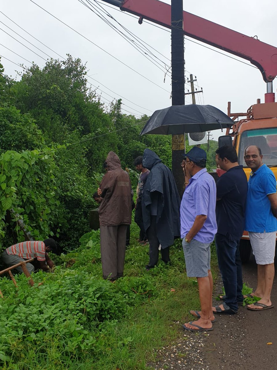 Jayeshvsal's tweet photo. Various parts of Verem, Nerul& Pilerne have no power. Work is going on on war footing basis as today is the 3rd day of #GaneshChaturthi Alternative arrangements have been done while work goes on in full swing. #ganeshchaturthi #PuttingBasicsInPlace #saligaoforward https://t.co/YncEyO9boy