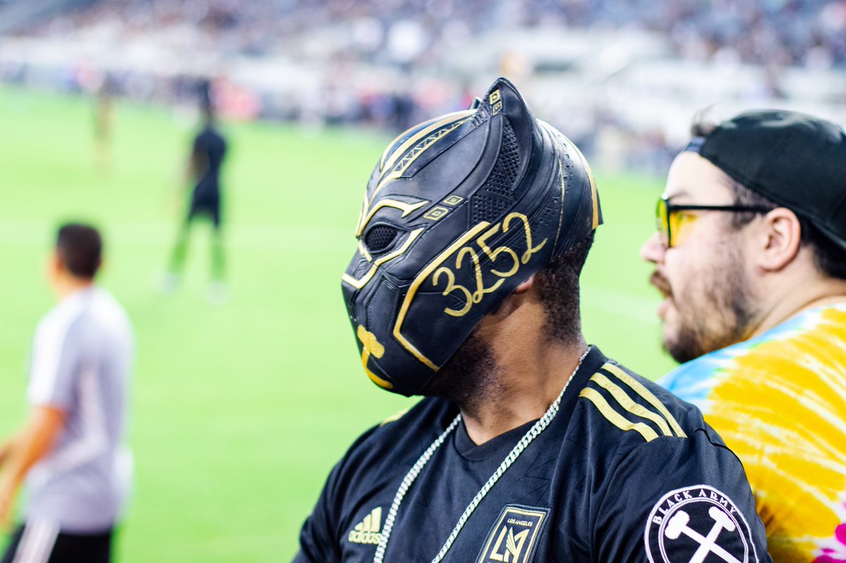 itzfresko's tweet photo. When you’re trying to focus on the game, and then the popcorn dude comes in yo section, then you see he got churros too.... @odj_productions captured the whole sequence. @lafc @lafc3252 #UnrivaledSupport #NoMics #pureSupport #WhatFocusGroup https://t.co/qua6cDcoLi
