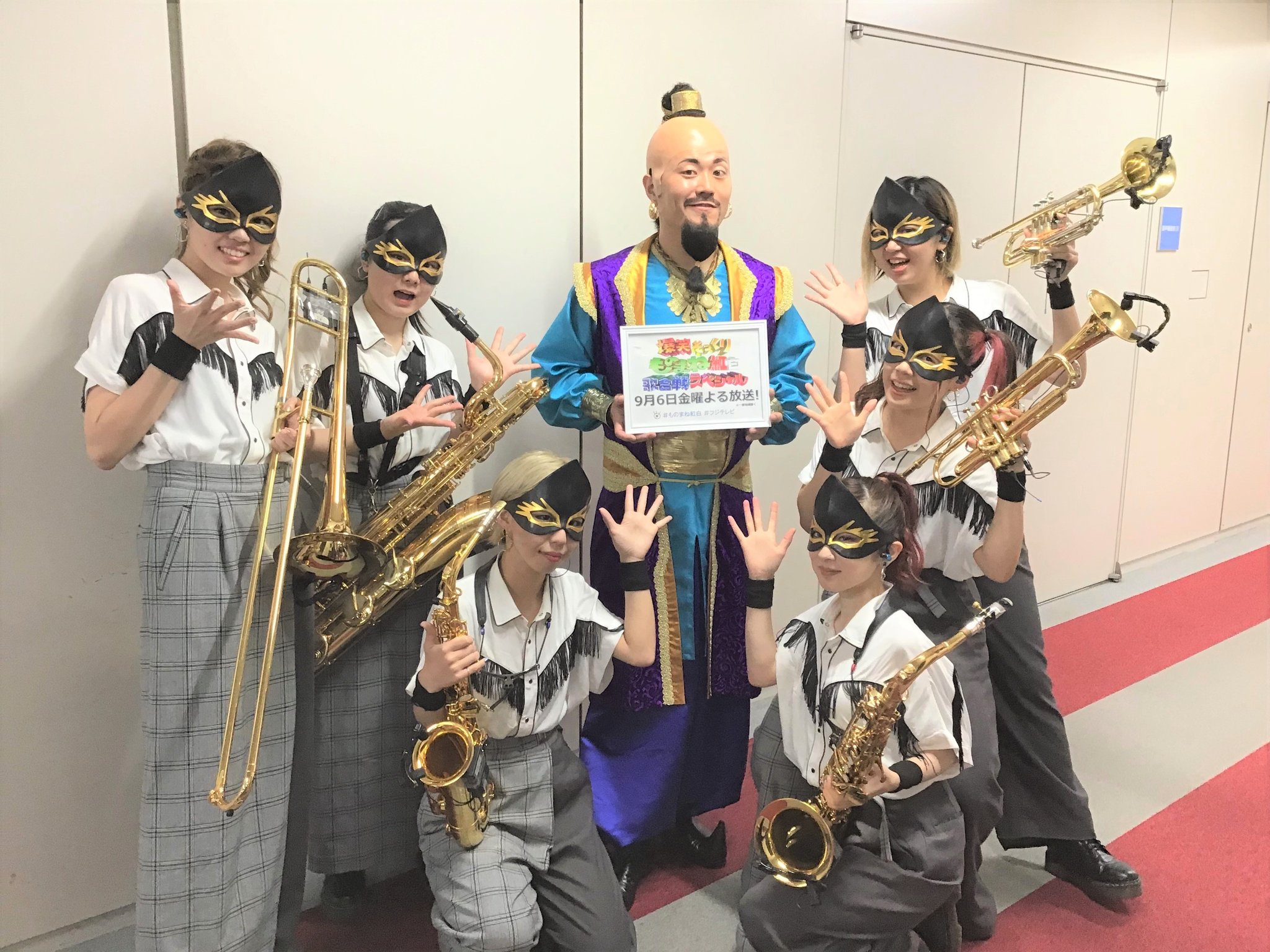 ものまね紅白歌合戦21 公式 ものまね紅白 あと2日 実写版 アラジン の劇中歌に挑戦するエハラマサヒロと演奏で盛り上げてくれているブラス民のオフショットです 実は 最強新人との対決を前に 闘志メラメラ