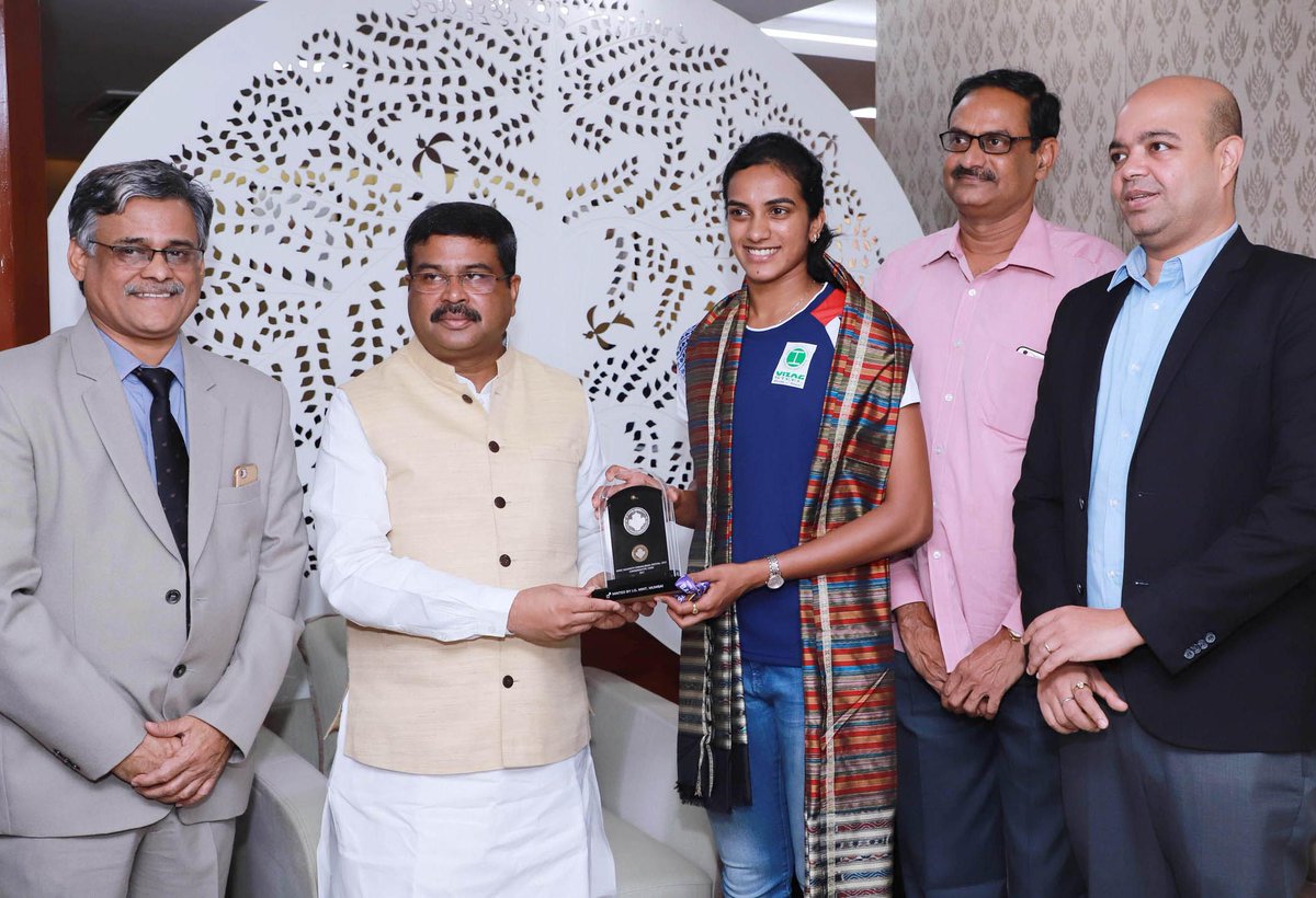 World #BadmintonChampion @Pvsindhu1 calls on Union Minister for Petroleum & Natural Gas and Steel @dpradhanbjp in New Delhi