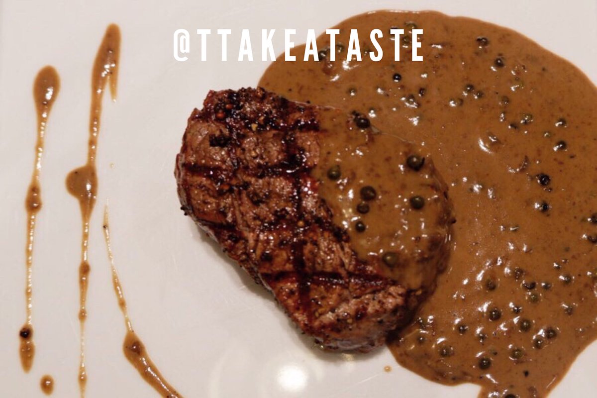 ttakeataste's tweet photo. อยากทานสเต็ก ไม่รู้จะไปที่ไหน แนะนำ Gourmet market ใน Paragon เลือกเนื้อสัตว์เอง (ราคาตามน้ำหนัก) แล้วให้เค้าทำให้ (100 บาท) เพิ่มซอสพริกไทยดำ (70 บาท) เราเลือกเป็นเนื้อไทย ส่วนสันใน ความสุก medium rare เนื้อนุ่ม ฉ่ำๆ
#gourmetmarket #ttakeataste
@aroii #อร่อยบอกต่อ #อร่อยไปแดก https://t.co/j6bxdpbQ0x