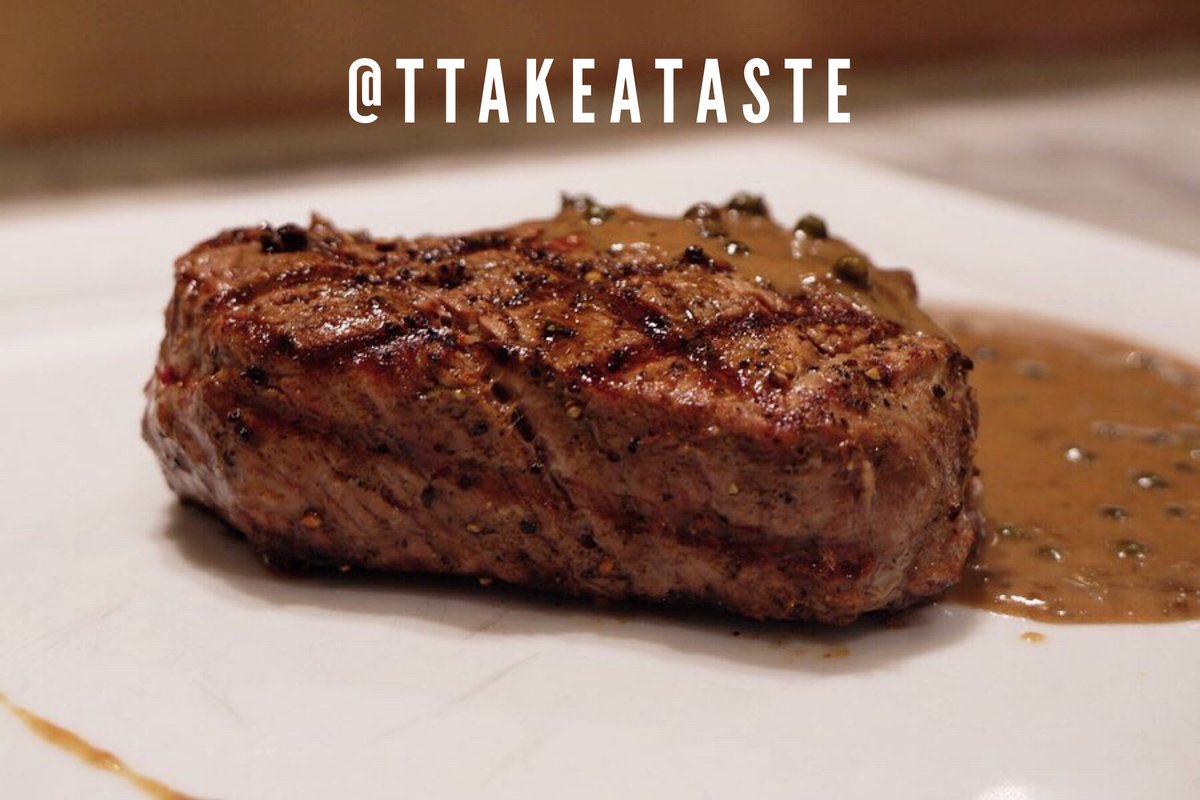 ttakeataste's tweet photo. อยากทานสเต็ก ไม่รู้จะไปที่ไหน แนะนำ Gourmet market ใน Paragon เลือกเนื้อสัตว์เอง (ราคาตามน้ำหนัก) แล้วให้เค้าทำให้ (100 บาท) เพิ่มซอสพริกไทยดำ (70 บาท) เราเลือกเป็นเนื้อไทย ส่วนสันใน ความสุก medium rare เนื้อนุ่ม ฉ่ำๆ
#gourmetmarket #ttakeataste
@aroii #อร่อยบอกต่อ #อร่อยไปแดก https://t.co/j6bxdpbQ0x