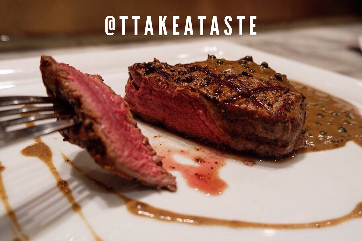 ttakeataste's tweet photo. อยากทานสเต็ก ไม่รู้จะไปที่ไหน แนะนำ Gourmet market ใน Paragon เลือกเนื้อสัตว์เอง (ราคาตามน้ำหนัก) แล้วให้เค้าทำให้ (100 บาท) เพิ่มซอสพริกไทยดำ (70 บาท) เราเลือกเป็นเนื้อไทย ส่วนสันใน ความสุก medium rare เนื้อนุ่ม ฉ่ำๆ
#gourmetmarket #ttakeataste
@aroii #อร่อยบอกต่อ #อร่อยไปแดก https://t.co/j6bxdpbQ0x