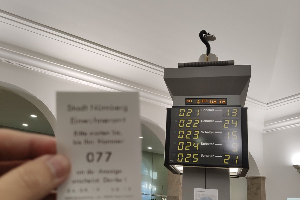 rainerim's tweet photo. Die am Eingang angegebene mittlere Wartezeit ist seit 10 Min vorüber: Behördengang in @nuernberg_de. Dabei ließe sich sicher einiges online regeln oder vorbereiten... ausländische Studis vor mir stellen ihrem deutschen Begleiter ungläubige Fragen #dasistdeutschland #kanndauern https://t.co/9hREx3P005