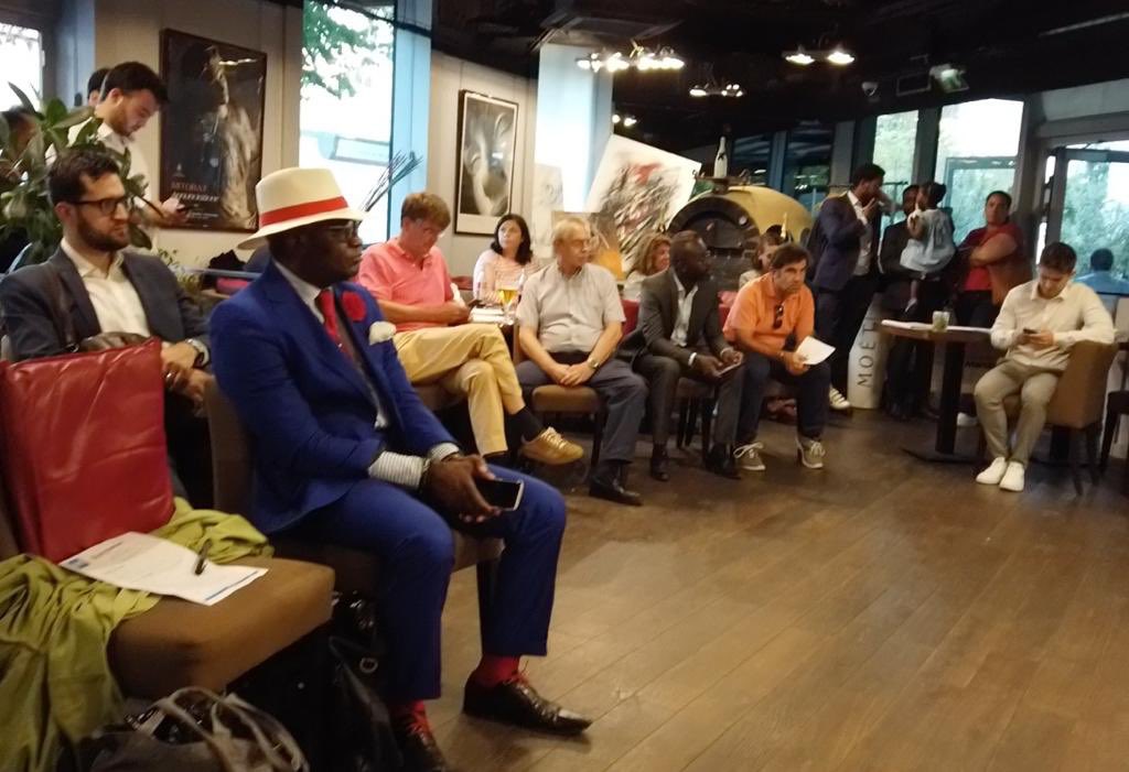 Merci à tous d'avoir été présents hier soir et d'avoir affirmé votre volonté de vous engager à mes côtés dans cette campagne municipale. C'est ensemble que nous construirons le #Courbevoie de demain.
Merci à <a href="/Ch_Hennion/">Christine Hennion</a> pour sa présence !