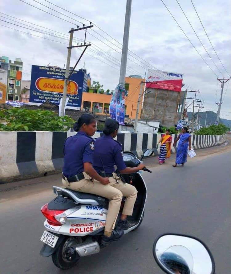 Vijayawadapolice please fine 🧐
No helmet , emo license undo ledo kuda doubt ye ...

#policedisobeyingrules