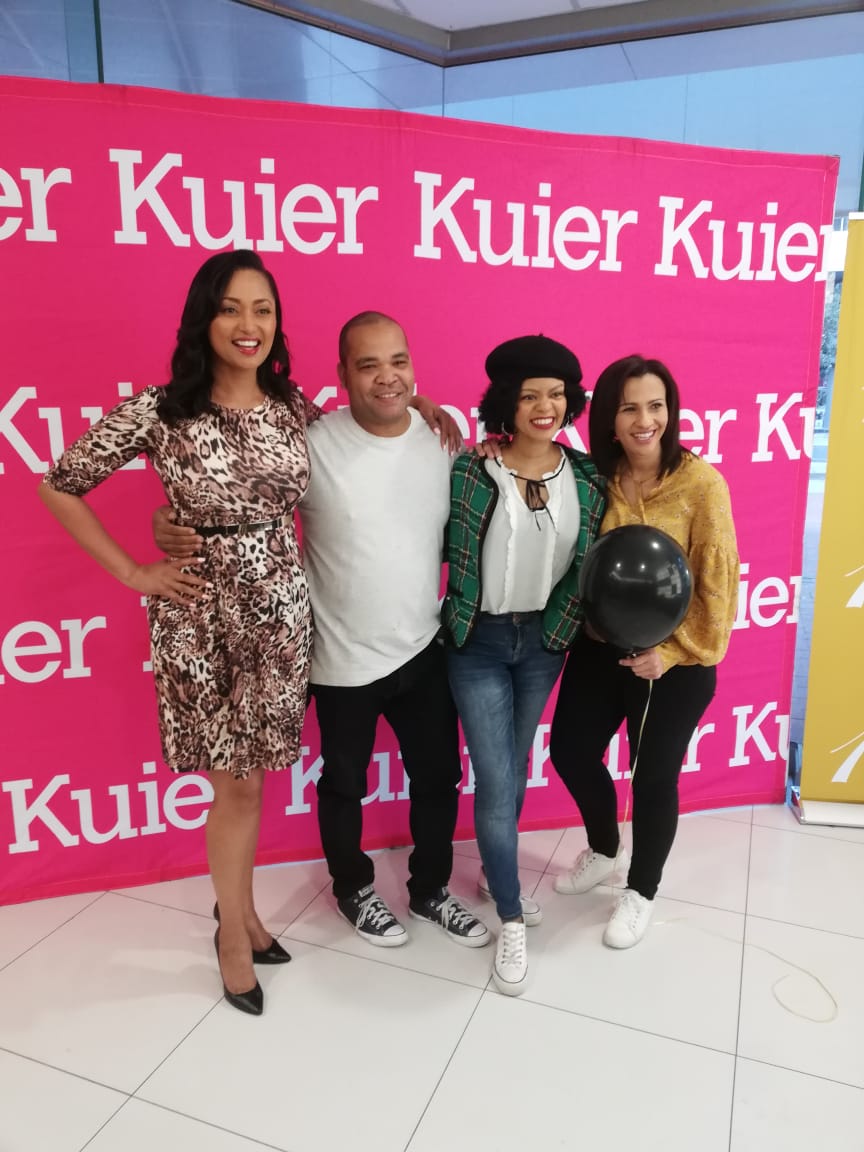 KuierOfficial's tweet photo. Ter viering van #Kuier10 word @media24 kollegas in die #Media24-sentrum met 'n soet dingetjie bederf.
@kaykarriem @ernustavw https://t.co/psydHCoraG