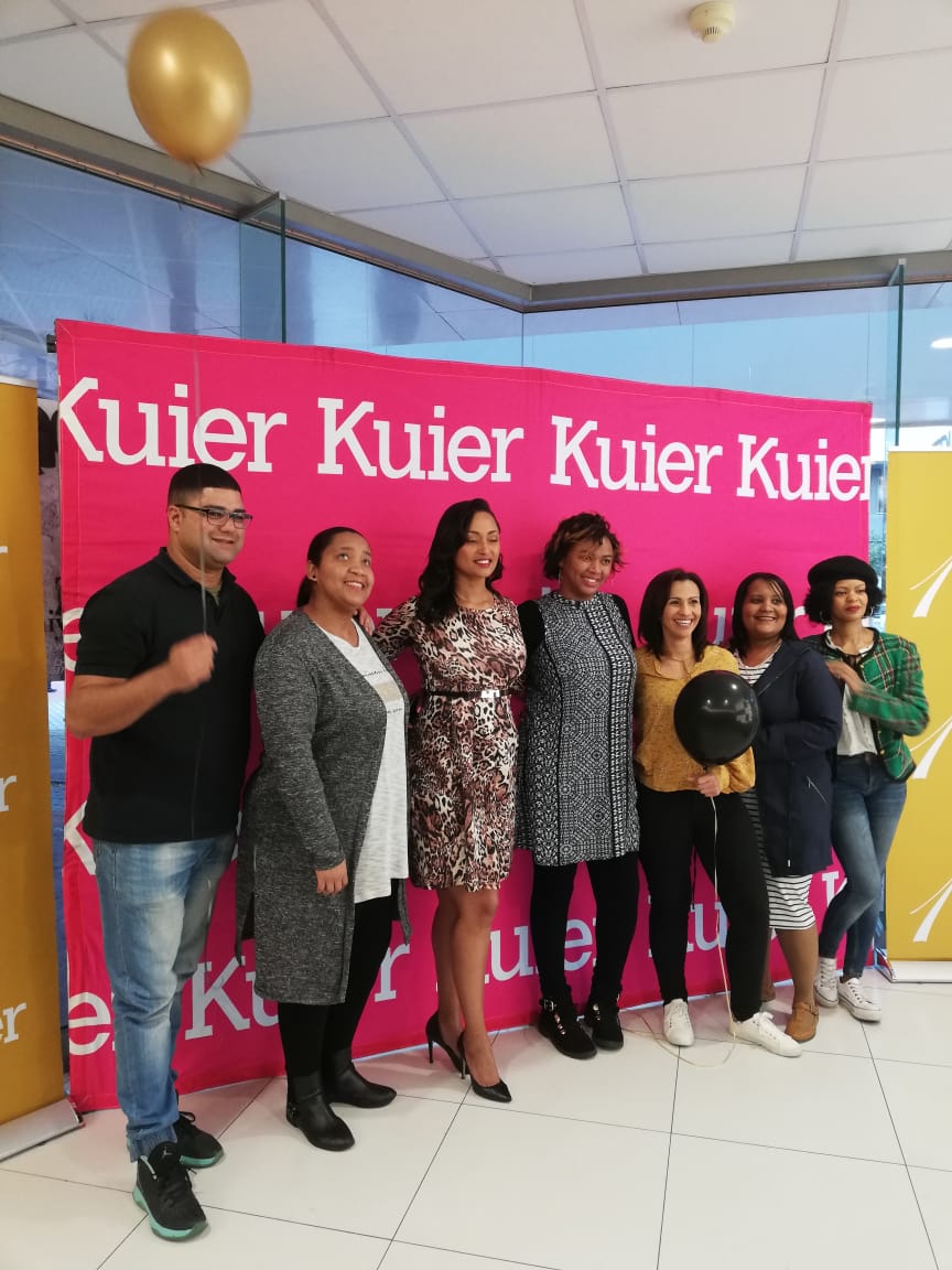 KuierOfficial's tweet photo. Ter viering van #Kuier10 word @media24 kollegas in die #Media24-sentrum met 'n soet dingetjie bederf.
@kaykarriem @ernustavw https://t.co/psydHCoraG