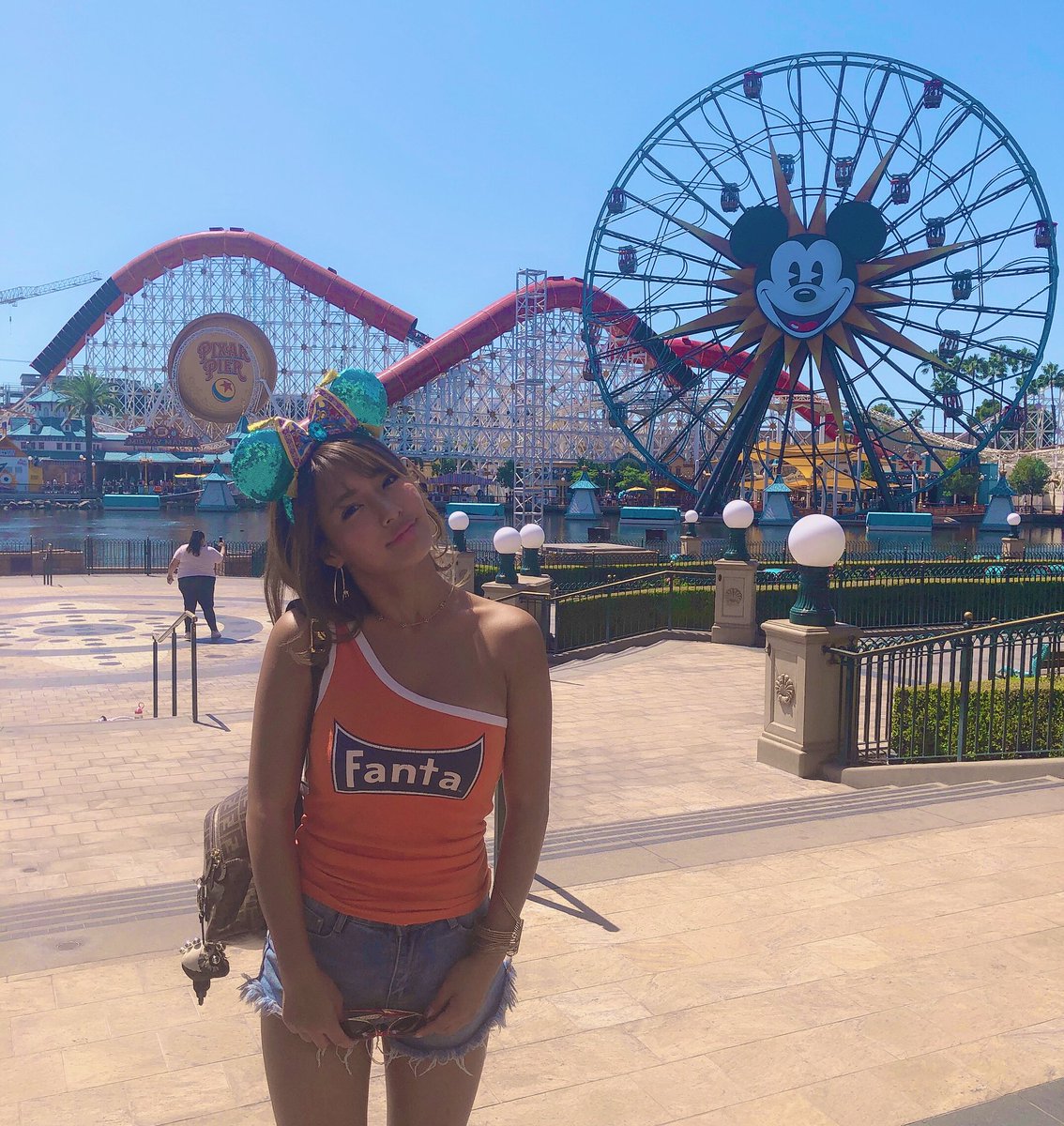 橋本 梨菜 今日はカリフォルニアディズニー行ってきたよ 空いててすぐ乗れるし可愛いし大満足 アラジンのカチューシャしたのに アラジンの乗り物なかった 笑 怖いジェットコースターは こんちゃんがヤダって言うから1人で乗って 周りに