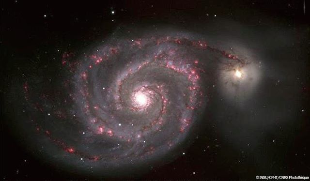 ✨ Pas une galaxie… mais deux ! Voici une image de la Galaxie des chiens de chasse (galaxie M 51), prise au télescope 🔭 Canada-France-Hawaii. Elle est en interaction avec NGC 5195 (à droite), une petite #galaxie fortement affectée par la rencontre ! M… ift.tt/314z3zL