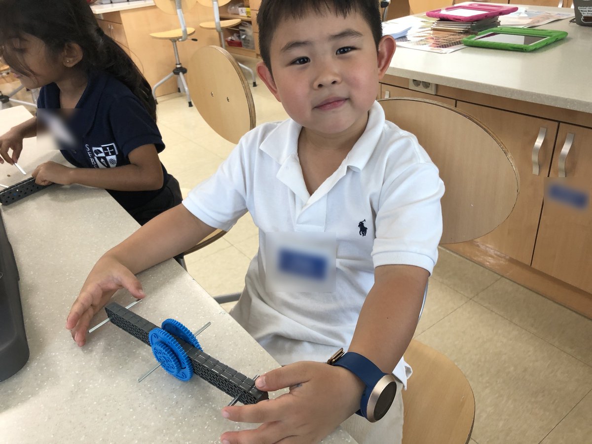 hblove03's tweet photo. K/1 students (Level 1 #sfstem) tried to make a seesaw, learning how to put pieces together and create movement. We also played games that focused on problem solving, working together, perseverance, and putting all the pieces away. #sfs1912 https://t.co/FN7SIiTKG0