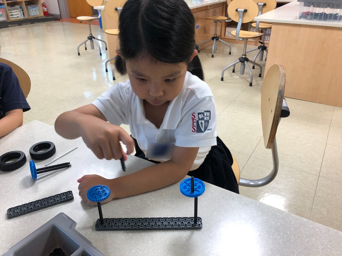 hblove03's tweet photo. K/1 students (Level 1 #sfstem) tried to make a seesaw, learning how to put pieces together and create movement. We also played games that focused on problem solving, working together, perseverance, and putting all the pieces away. #sfs1912 https://t.co/FN7SIiTKG0