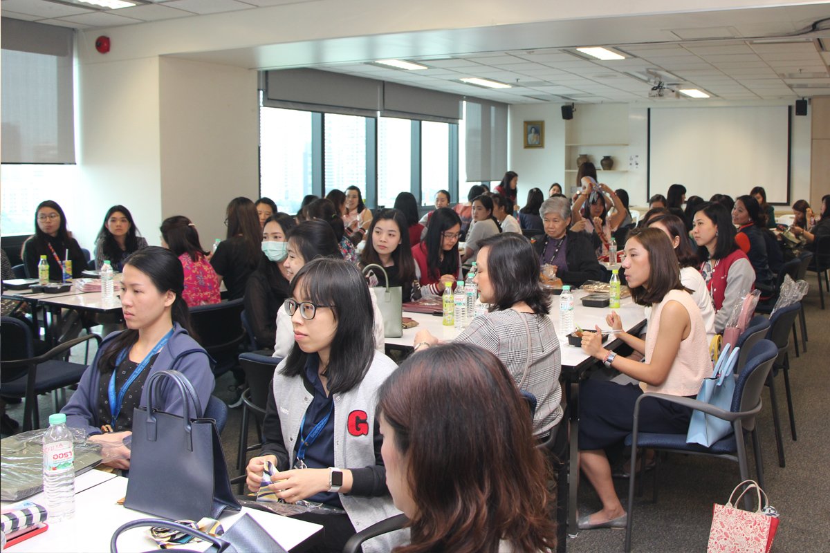 exxonmobil_th's tweet photo. พนักงานเอ็กซอนโมบิล เพลิดเพลินกับกิจกรรมประดับหูกระเป๋า จัดขึ้นโดยกลุ่ม Women’s Interest Network (WIN) และจำหน่ายกระเป๋าเพื่อนำเงินไปสมทบกับรายได้จากกิจกรรม #EssoRun ให้แก่โรงพยาบาลสมเด็จฯ ณ ศรีราชา จ. ชลบุรี https://t.co/lWycyzr8AJ