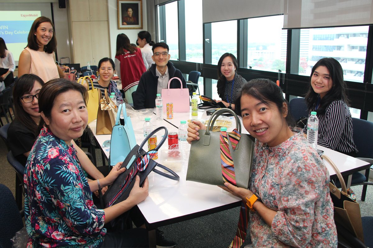 exxonmobil_th's tweet photo. พนักงานเอ็กซอนโมบิล เพลิดเพลินกับกิจกรรมประดับหูกระเป๋า จัดขึ้นโดยกลุ่ม Women’s Interest Network (WIN) และจำหน่ายกระเป๋าเพื่อนำเงินไปสมทบกับรายได้จากกิจกรรม #EssoRun ให้แก่โรงพยาบาลสมเด็จฯ ณ ศรีราชา จ. ชลบุรี https://t.co/lWycyzr8AJ