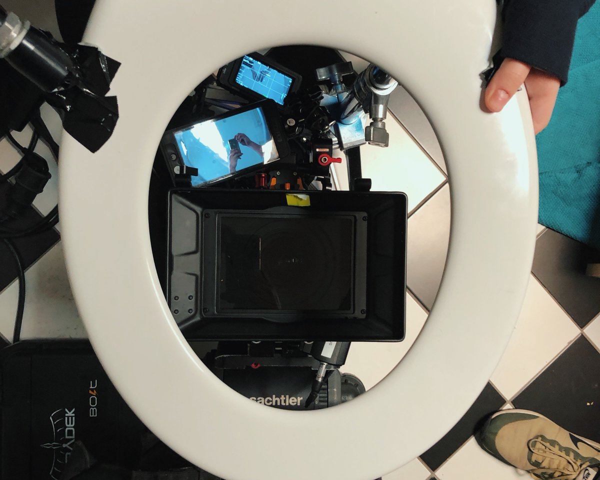 DIY Subjektive aus der Toilette heraus. Bei unseren Beruf entdecken wir neue Perspektive. Diese Einstellung entstand bei einem Kurzfilmdreh, wo unser Zhong Kamera gemacht hatte. 

#filmmaking #filmproduction #indie #diy