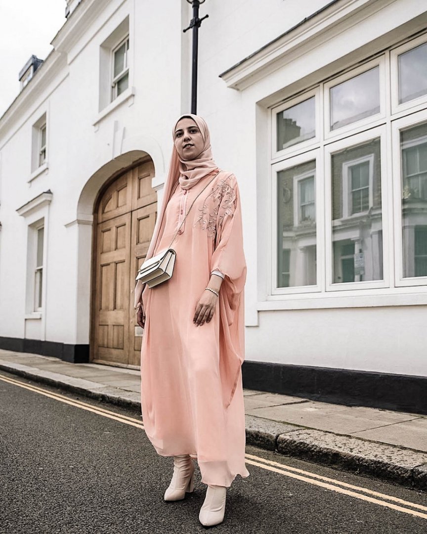 DiamantineUK's tweet photo. Our djellaba Natalie in Salmon is the prettier thing you will see today 🤩😍 and it looks even more pretty with @thebritishmoroccan wearing it 💖 #diamantineuk https://t.co/AmvjhY4mnD