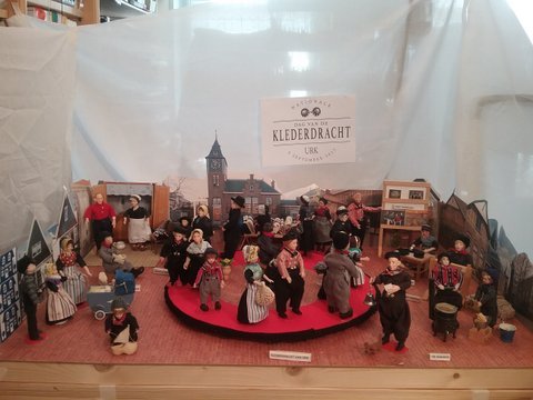 DE ETALAGE WEER INGERICHT VOOR DE DAG VAN DE KLEDERDRACHT ZATERDAG 7 SEPT>