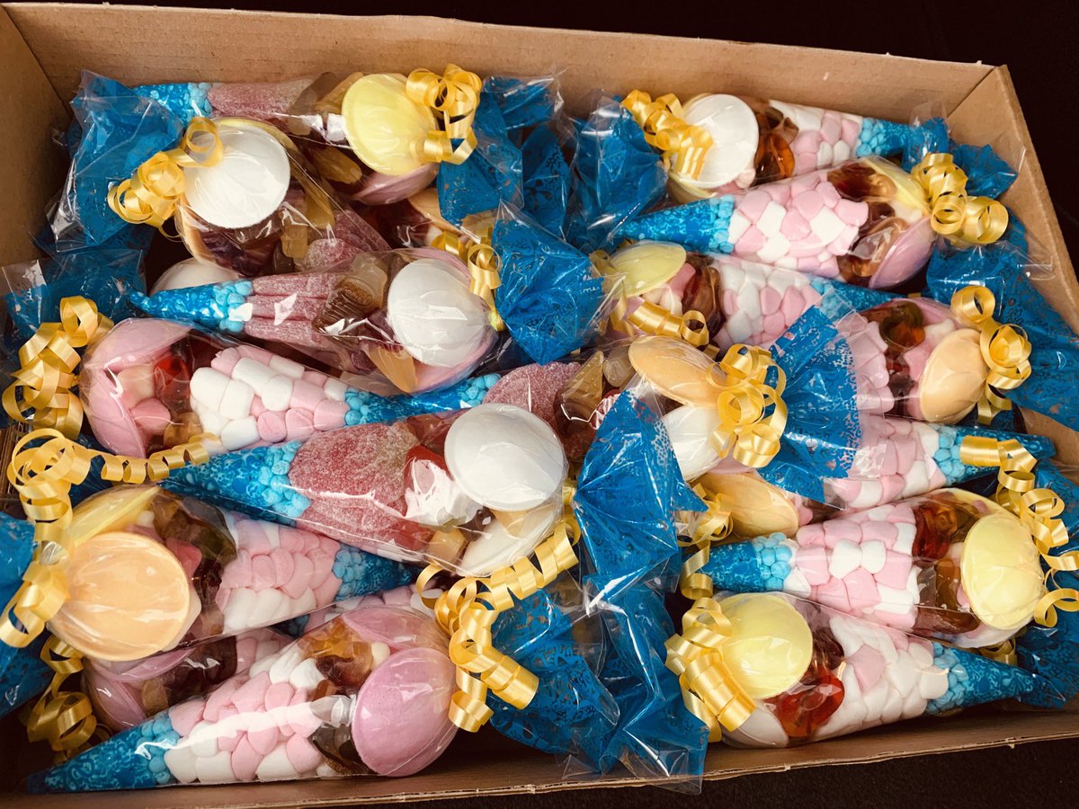MrNP4TEL's tweet photo. It’s here!!!! Woooo! Buzzing! Little welcome gift for my form!👌#sugarrush #excited #nervous #vegetarian #Newform #T7 #TuringHouse #Blue @FerrersSchool https://t.co/5Ysa6x60gk