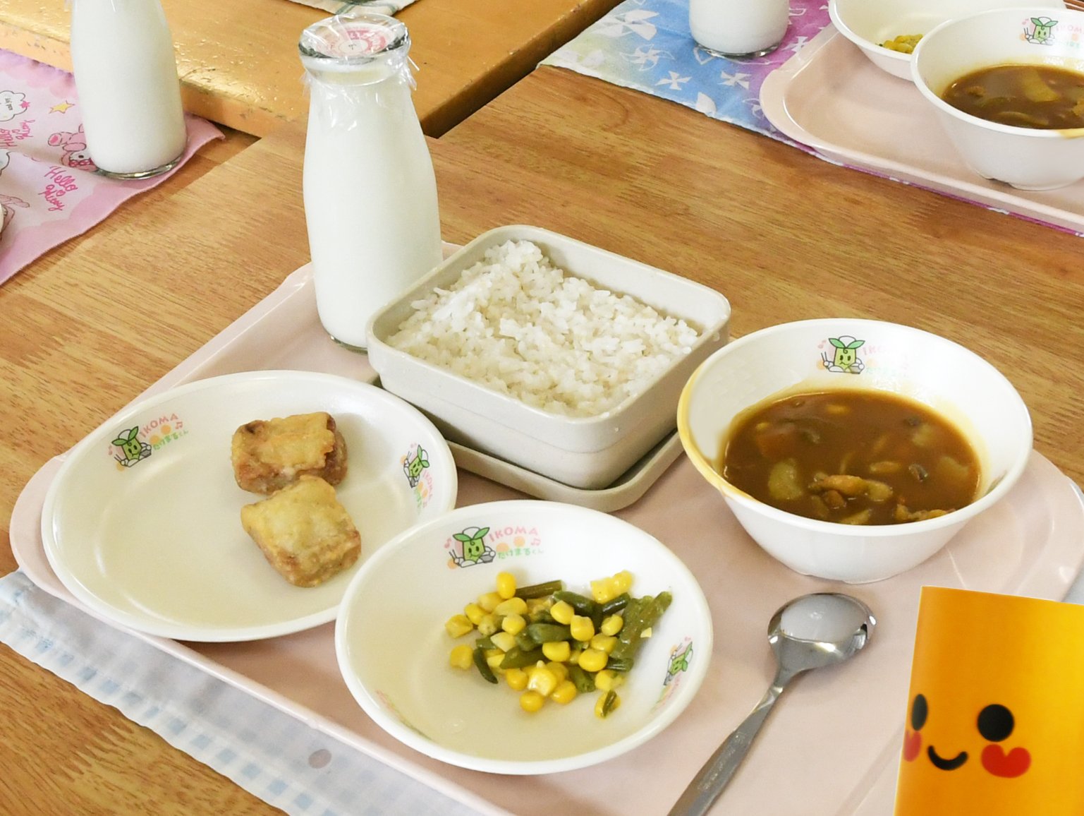 いこまタケ 市内の小学校に 生駒北学校給食センター で調理された 給食 が今日初めて届けられタケ トレイがたけまるくんの イラスト入りの器に変わって かわいい と子どもたちに好評だっタケ 生駒市 今日のメインはカレー あじのナゲットも人気