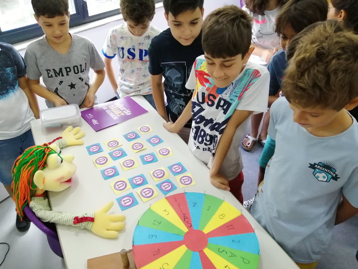 GzdeSultanARSL1's tweet photo. 5-A sınıfı ile Türkçe oryantasyon dersimizi işledik. Asistanım Reçel de öğrenciler ile buluşmaktan çok mutlu oldu☺️ Yaşasın eğlenerek öğrenmek🥰 https://t.co/Kp3W0OyEJD