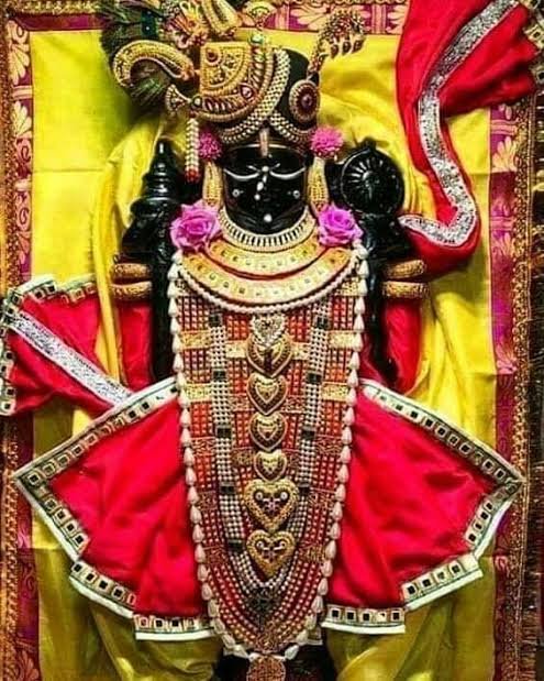 From the temple, there are 56 steps leading to the Gomti River. The central deity of the Dwarka temple is Lord Krishna depicted in the form of Lord Vishnu. This main idol in the sanctum sanctorum measures 2.2 feet tall in shiny black stone and is named as Dwarkadhish.