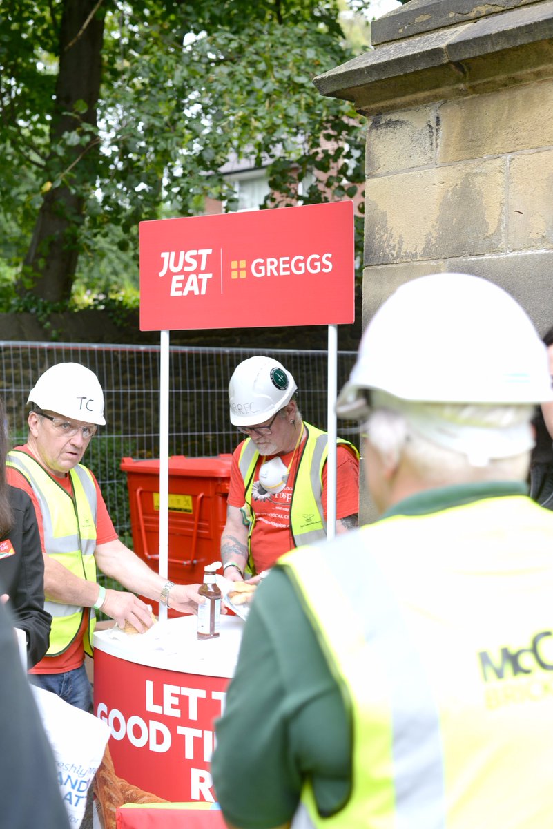 BBCCiN's tweet image. When you’re working this hard you need to refuel! 🤪

Thank you so much to @GreggsOfficial and @JustEatUK  for feeding up to 100 volunteers, (and purple shirts of course), on day one of the BBC Children in Need big build for @nightsafe! 

Now roll on the rest of the build. 😉