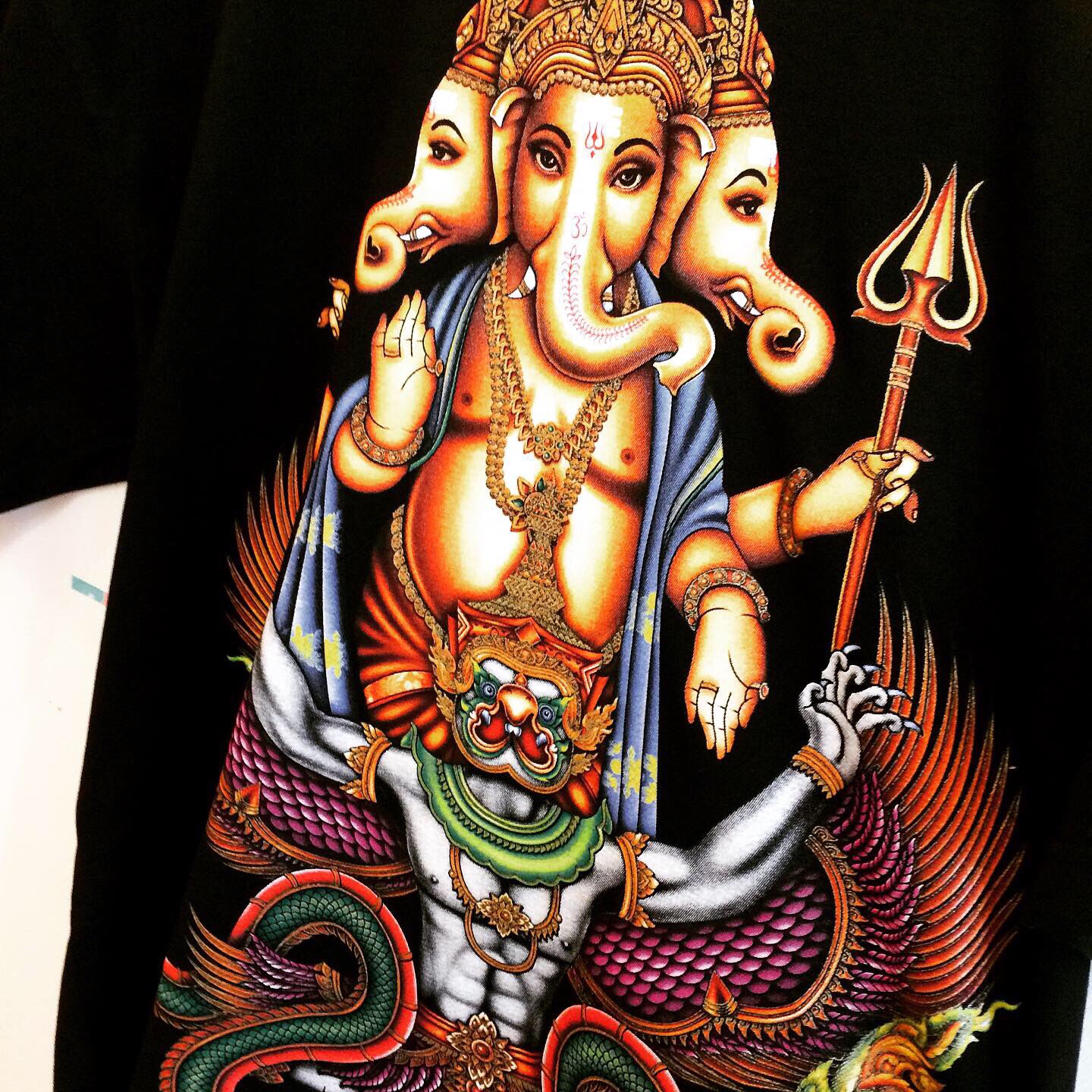 Twitter 上的 Curiosities Shop Gallery 本日の一品 神々しいガネーシャtシャツ ガネーシャとガルーダがセットの イラストがプリントされた1枚 ガネーシャ好きも神様好きもいかついtシャツ好きも このパワーみなぎるtシャツを是非ゲットしてください T