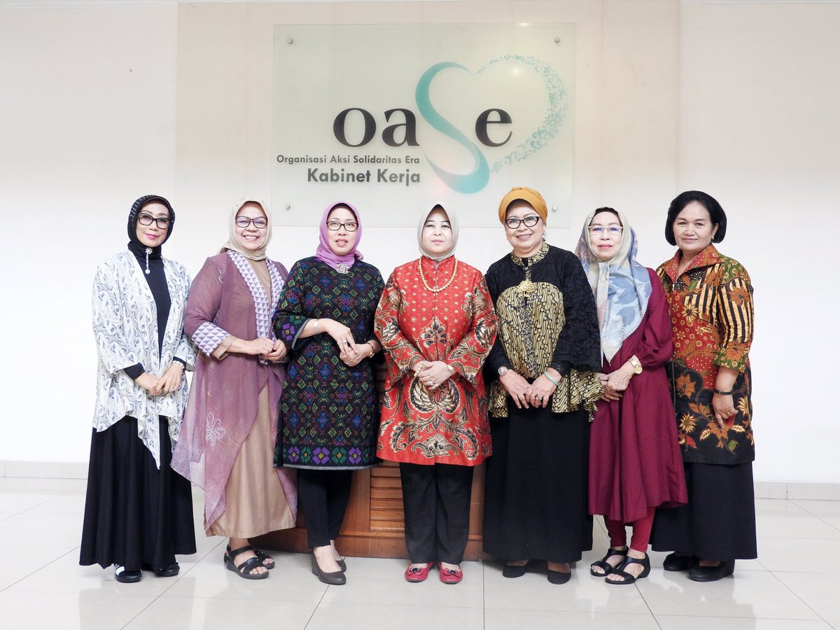 OASE_KK's tweet photo. OASE Kabinet Kerja rapat audiensi dengan perwakilan Himpunan Ahli Rias Pengantin Indonesia terkait sinergitas program di Kantor OASE-KK, Menteng, Jakarta Pusat. 4 September 2019. 5/5 https://t.co/4zOk3NgfOh