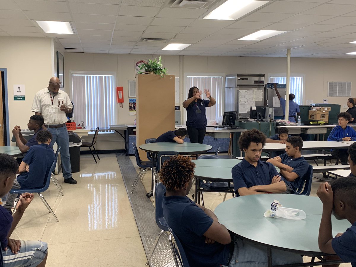 HCPSepic3's tweet photo. Back to success at NTE3! @hcpstcolston explains the importance of edgenuity to our high school students. #creditsmatter @HCPSArea4 @CaspersCompany @mick_boddie @HCPS_PROMISE @HarrisonPeters @HCPSJones @Jeff_Eakins https://t.co/eVfoKBnJNK