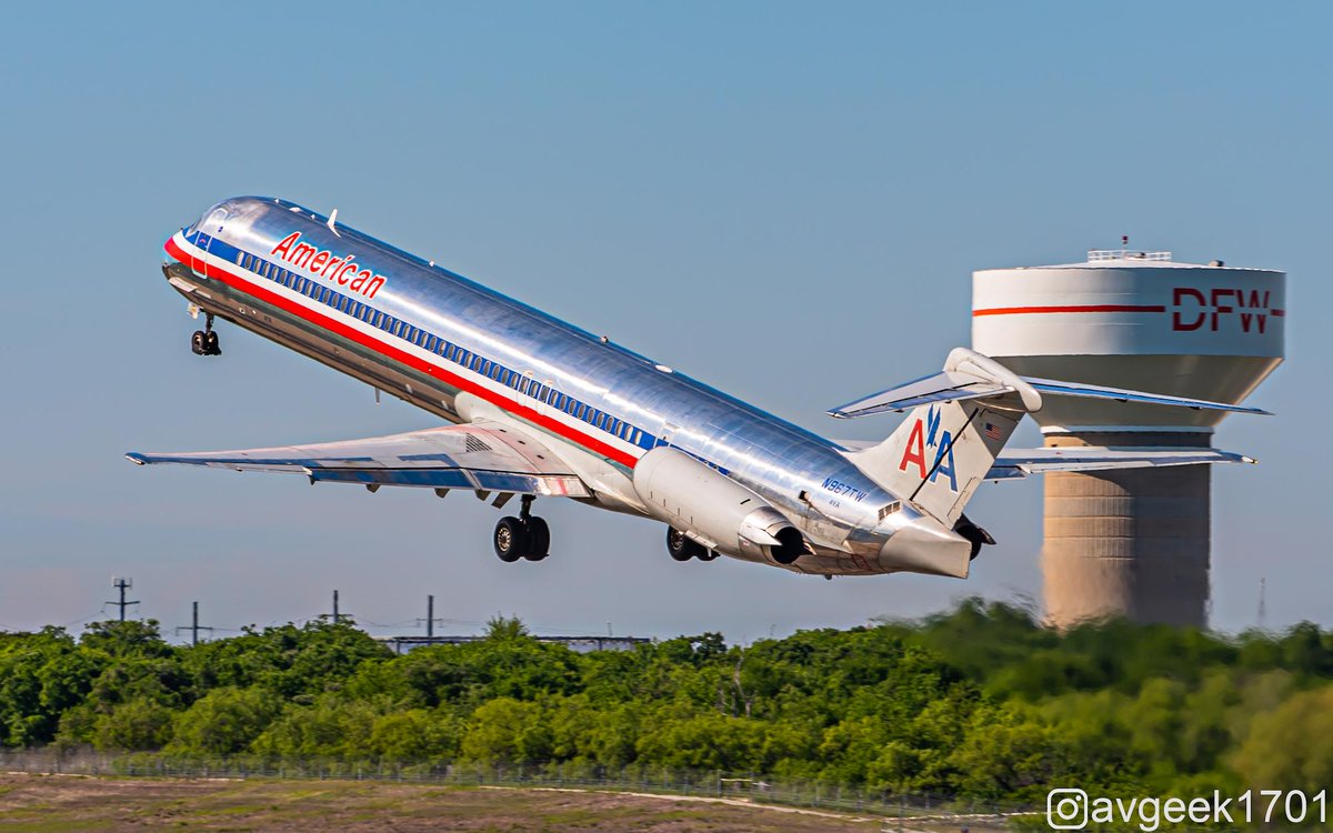 👋✈️ The day has come. Tune in to our Facebook page within the hour for a live, behind-the-scenes look at the last AA MD-80 takeoff. dfw.to/FacebookLive