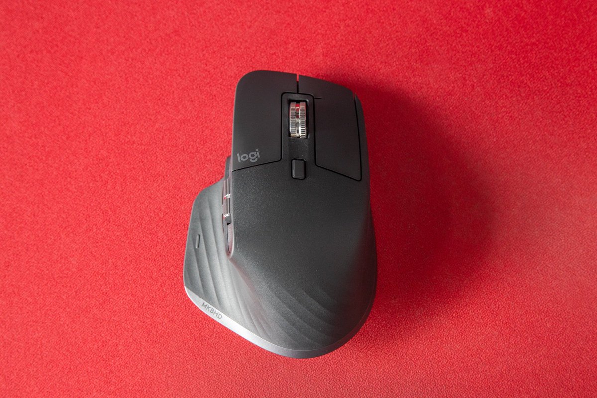 MKBHD's tweet photo. Been using the new Logitech MX Master 3 for about a week and I’m incredibly pumped about it

Not because of the custom MKBHD laser etching…

Not because of the matte black finish…

Not because of the new magnetic scroll wheel…

But because USB TYPE C FINALLY https://t.co/dstAH4PXTY