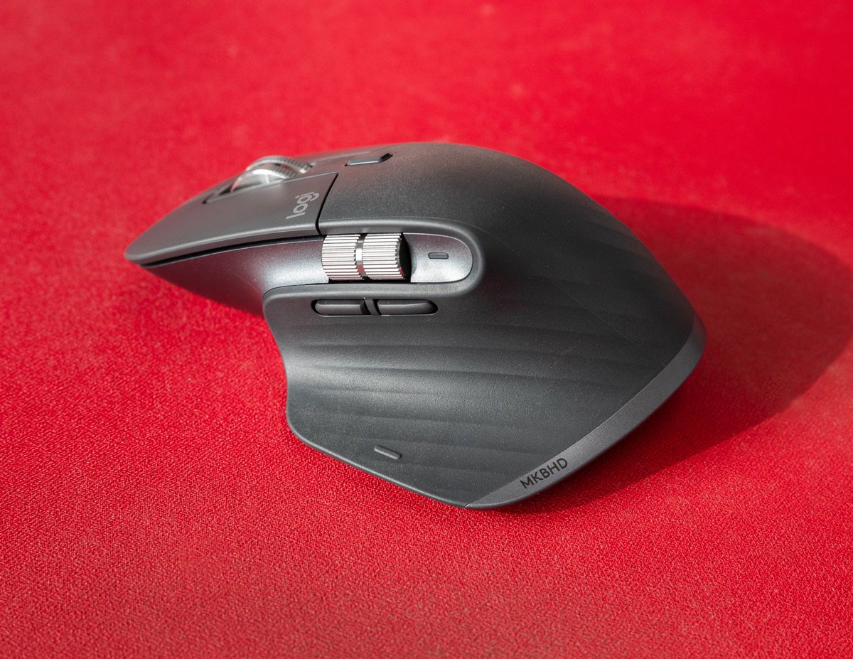 MKBHD's tweet photo. Been using the new Logitech MX Master 3 for about a week and I’m incredibly pumped about it

Not because of the custom MKBHD laser etching…

Not because of the matte black finish…

Not because of the new magnetic scroll wheel…

But because USB TYPE C FINALLY https://t.co/dstAH4PXTY