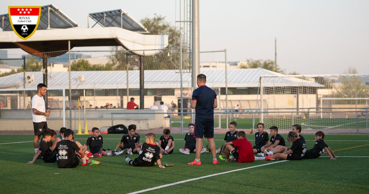 RivasFutbolClub's tweet photo. Los chicos de @inakicr y @javiersanchoc del Infantil 'A' comenzaron ayer su andadura en la 2019-2020. 
Competirán en Preferente @RFFM_oficial 

#VamosRivas https://t.co/LV0iFg35AM