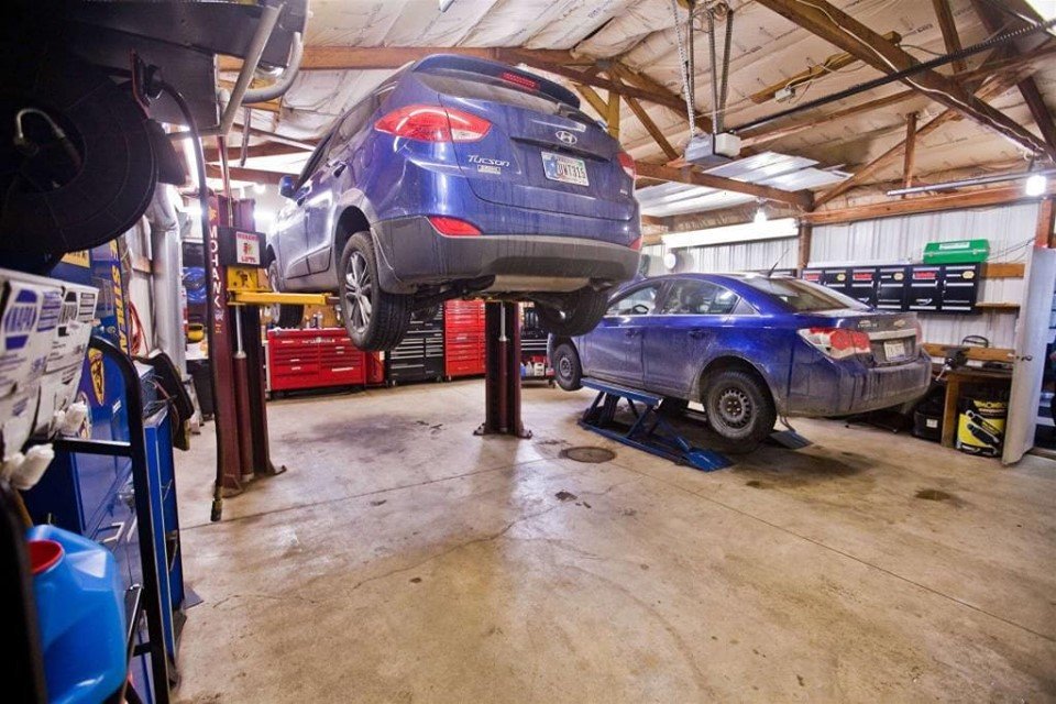 MohawkLifts1981's tweet photo. Mr. Leal’s a Mohawk customer and he just opened up his own shop and this is a picture from him using his Mohawk Lift!
#liftsthatlastalifetime #mohawkstrong #since1981 #madeinusa https://t.co/cR55LpvzBv