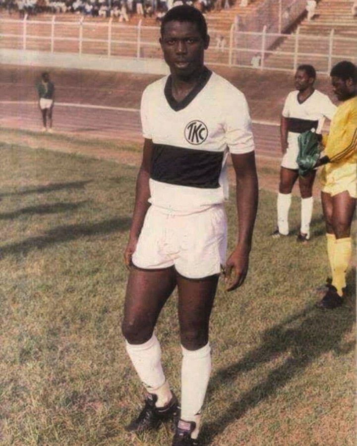 George Weah as a player in Cameroon (1987) #liberia #georgeweah #acmilan #psg #ASMonaco #Yaounde #Chelsea #Africa #Afrique #football #worldfootball