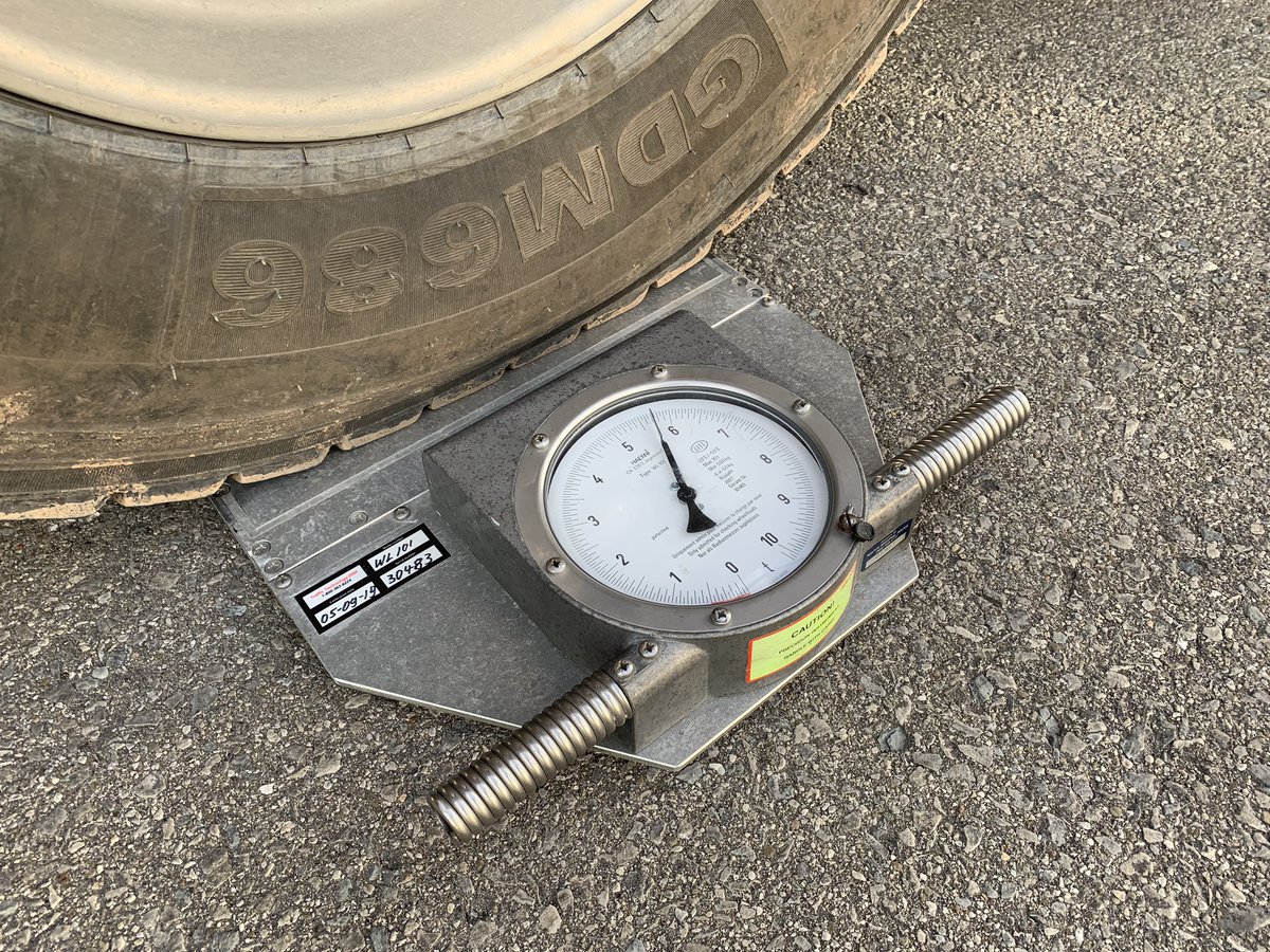 HRPSCMV's tweet image. Doing our part for #projectsafestart This dump truck was stopped in school zone on Dundas St in @cityburlington Overweight on dual axle and insecure load. Remember to be extra careful around schools this week. ^pm