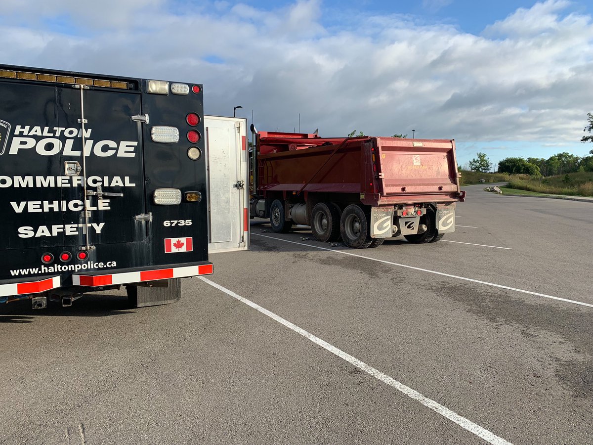 HRPSCMV's tweet image. Doing our part for #projectsafestart This dump truck was stopped in school zone on Dundas St in @cityburlington Overweight on dual axle and insecure load. Remember to be extra careful around schools this week. ^pm
