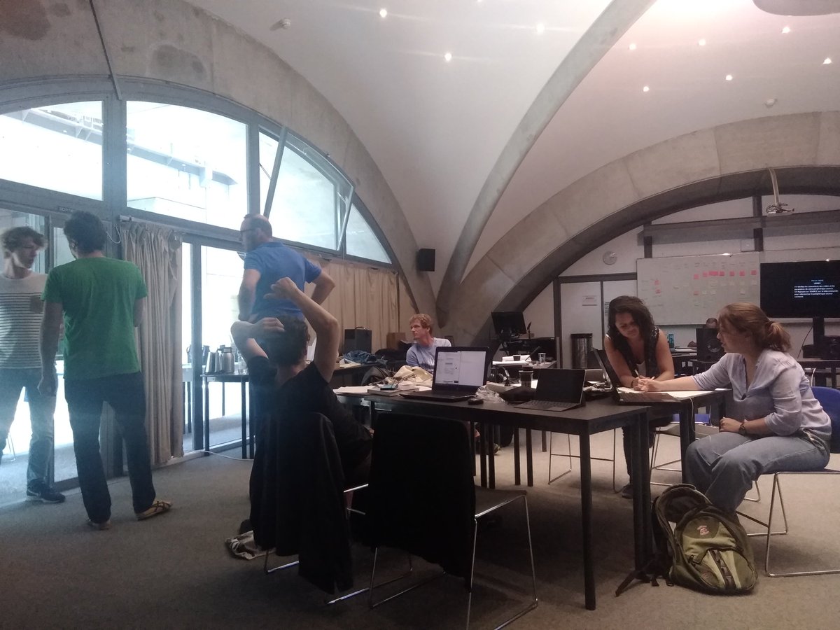 Jour 3 après les captations du matin, les participants rentrent dans l'etape de façonnement du montage et de retouche des projets