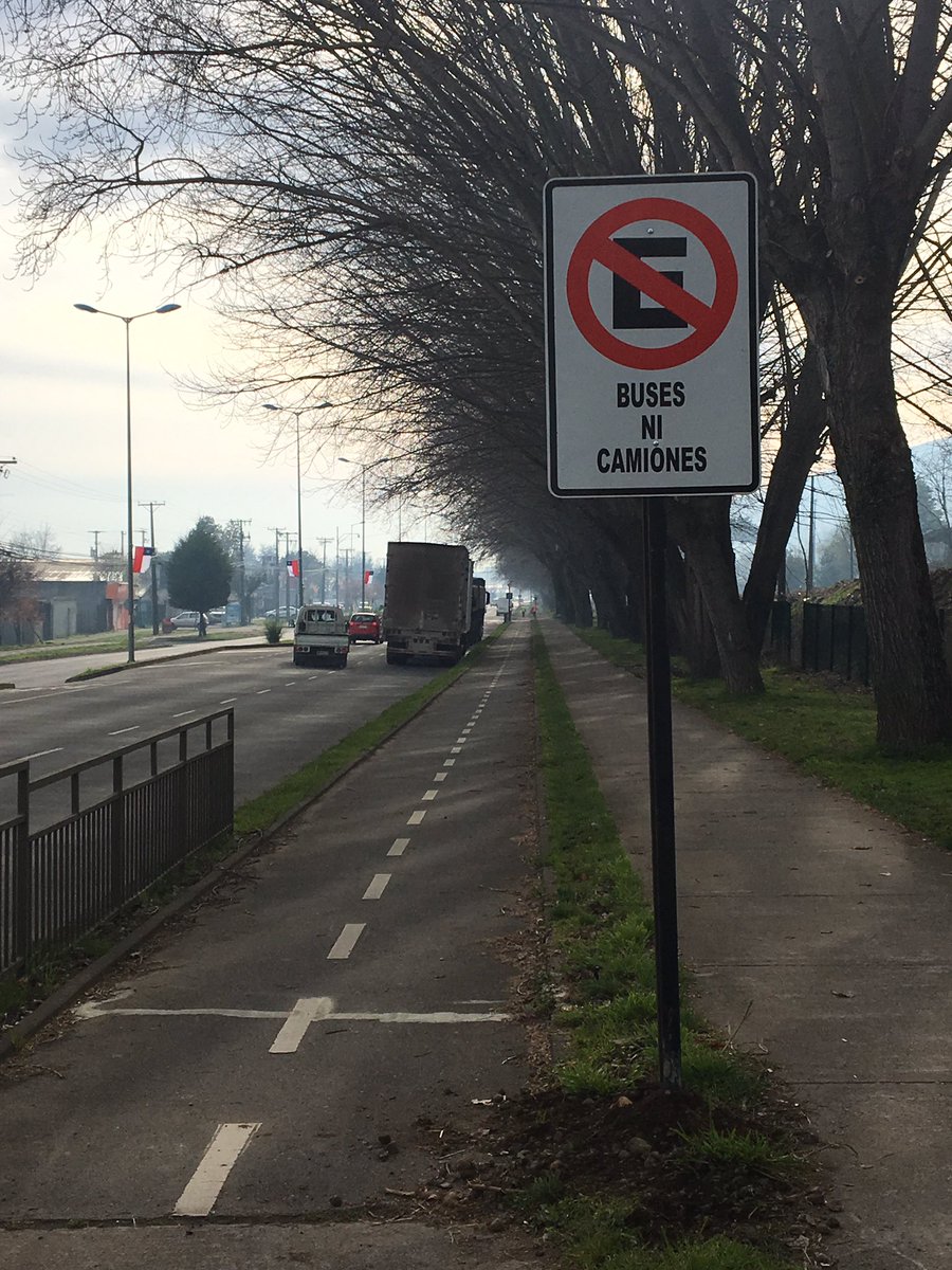 Como JJVV solicitamos a <a href="/Municipioplc/">Municipalidad Padre las Casas</a> la instalación de letrero NO ESTACIONAR en Av Beck de Ramberga por el peligro que significa que camiones se estacionen allí. Ayer se instaló letrero. Hoy como si nada camiones se estacionan en la avenida <a href="/CarabAraucania/">Carabineros Región de La Araucanía</a> #PadreLasCasas