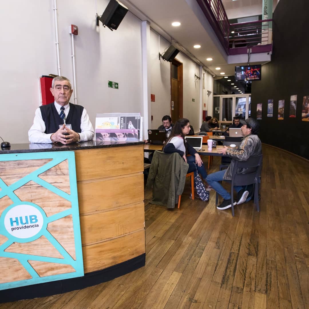 hubprovidencia's tweet image. #Coworks | ¿Buscas lugar para trabajar? Ven a nuestro cowork municipal de @Muni_provi de Lunes a Viernes de 09:00 a 21:00 horas y Sábados de 11:00 a 19:00 horas. ⁣Estamos en #ManuelMontt101 y #Constitución85☝️⁣ Para asistir, sólo debes registrarte en la entrada. Es GRATIS!👩‍💻👨🏻‍💻