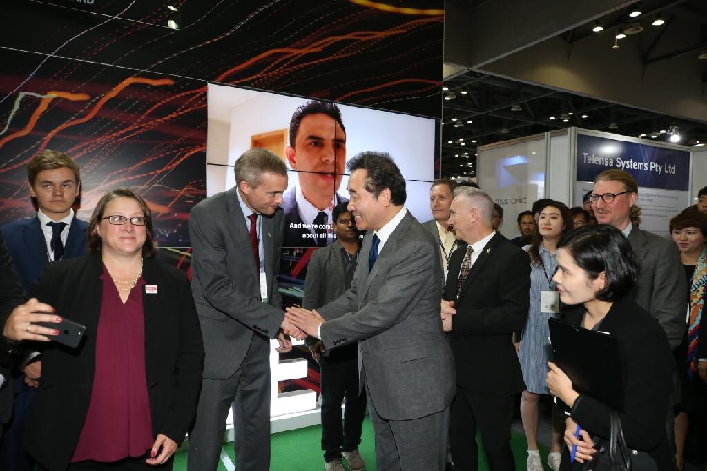 UKinKorea's tweet photo. 🇰🇷Prime minister @nylee21 visited @tradegovukKOR booth @kintex_korea #WorldSmartCityExpo to promote 🇬🇧-🇰🇷 smart city cooperation. Discover your opportunities with 9 UK companies building smarter cities at #WSCE 🇬🇧booth A27. https://t.co/TfB1Ixiqcm