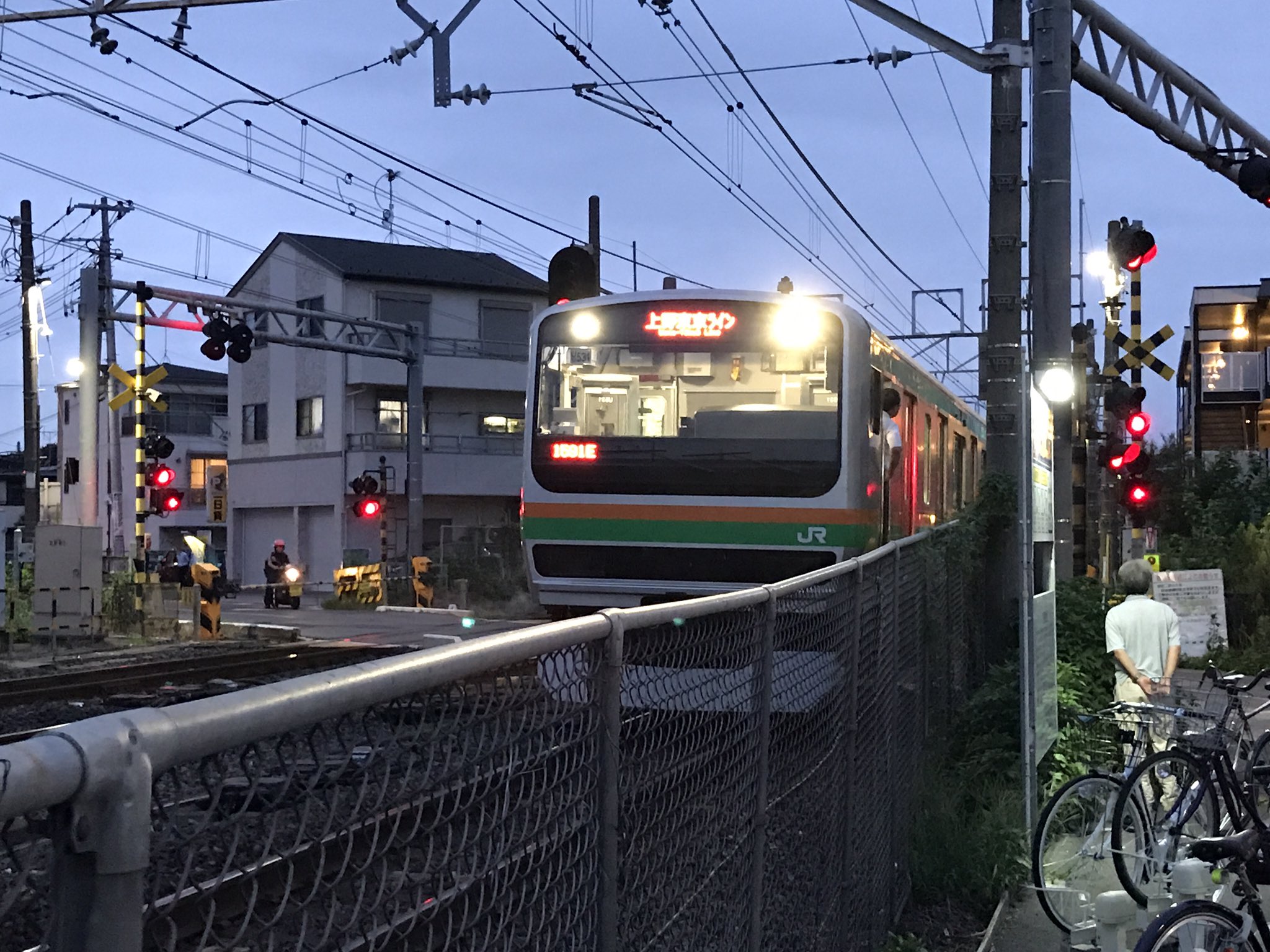 蓮田駅付近の踏切で人身事故が発生し電車が緊急停止している現場の画像