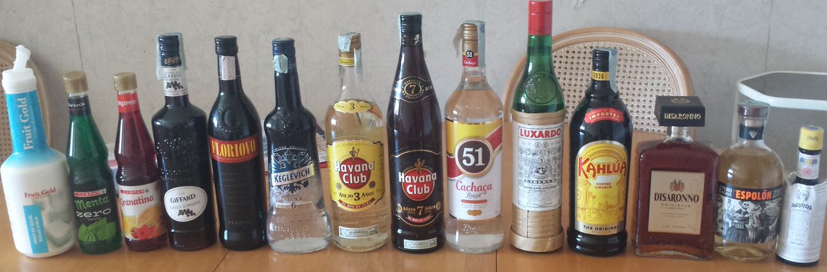 VanessaSantoni's tweet photo. Ho riesumato l'attestato di barlady #Aibes e rifornito il mio bar 'domestico' (enoteca Bere Bene, Trieste/Partesa Tessaro, Risano_UD; enoteca Bischoff-Tombacco, Trieste)! Ecco dunque 2 ottimi #cocktail: Basil (pre-dinner in tumbler alto) e Mojito originale (in tumbler medio) 🍸🍹 https://t.co/WMYXxsbTke