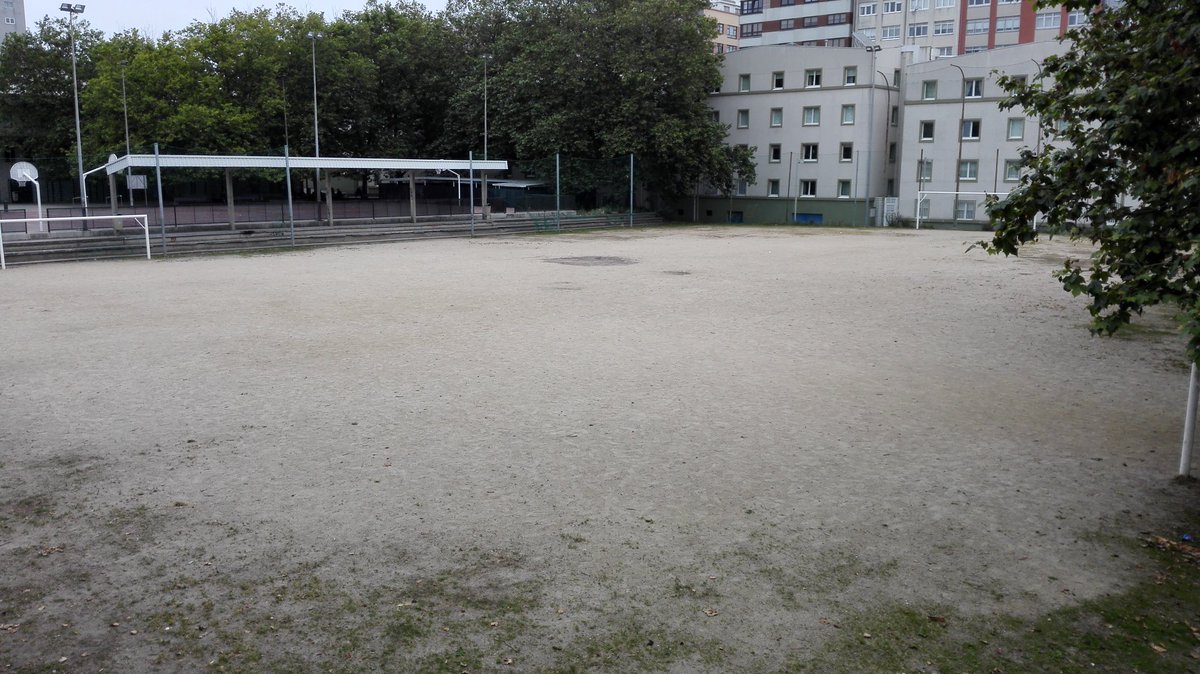 cmarcam2009's tweet photo. El CLUB PETANCA CORUÑA inicia su expansión en el barrio de Labañou - Los Rosales impartiendo CLASES GRATUITAS DE INICIACIÓN A LA PETANCA en el Campo de Fútbol Municipal Ntra. Señora del Carmen. https://t.co/MYUxCebtif